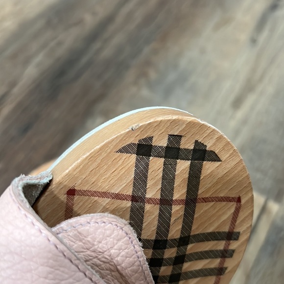 Burberry pink wooden print slides - Picture 10 of 10